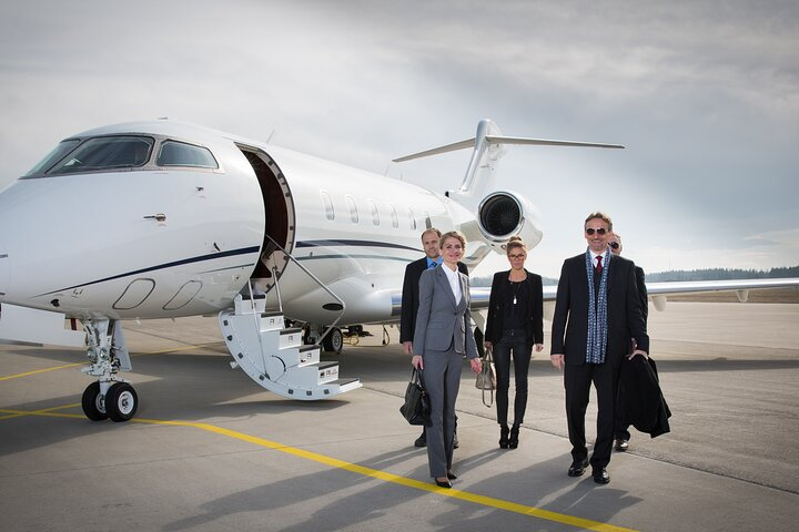 Private Transfer To or Form Lorton and Dulles International Airport - Photo 1 of 6